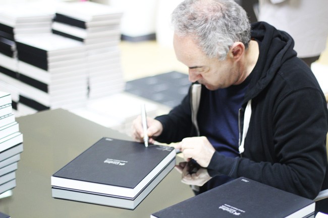 Ferran Adrià signant llibres